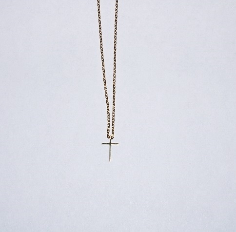 Halskæde - fin og stilren forgyldt halskæde med enkelt kors som vedhæng
