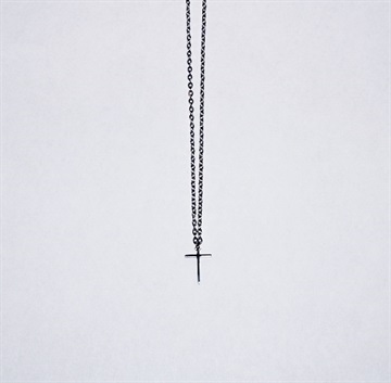 Halskæde - fin og stilren tynd forsølvet kæde med enkelt kors som vedhæng  