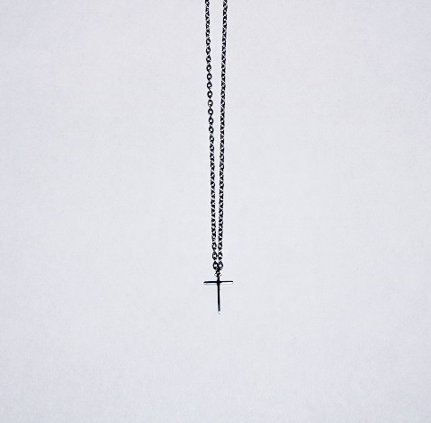 Halskæde - fin og stilren tynd forsølvet kæde med enkelt kors som vedhæng  